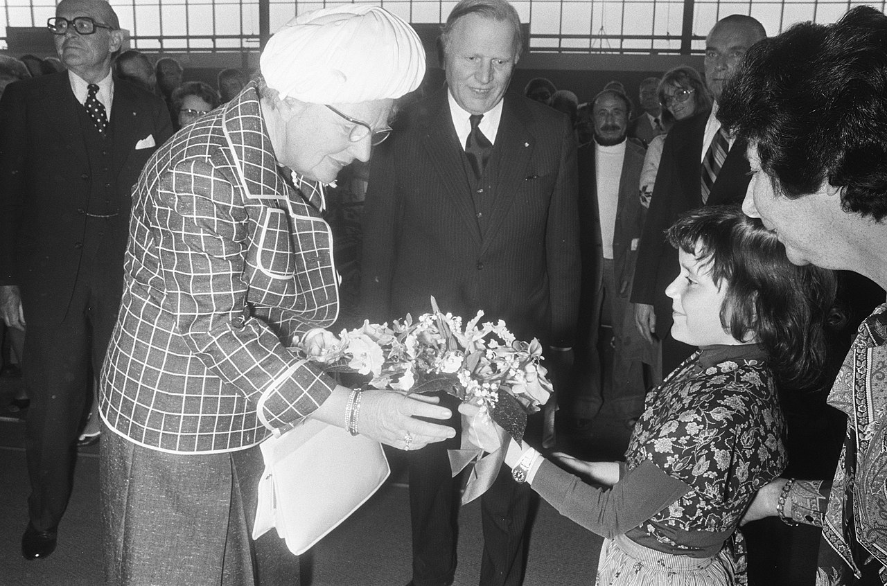 Arie van Namn met Koningin Juliana